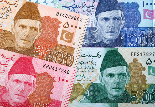 Immagine di alcune banconote di rupie pakistane.
