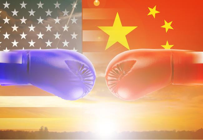 Immagine che mostra due guantoni da boxe che si scontrano nello sfondo la bandiera degli Stati Uniti e quella della Cina.