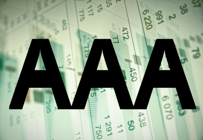 Immagine che mostra tre lettere maiuscole "AAA" nello sfondo un conto economico.