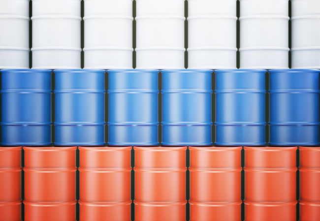 Immagine di alcuni barili di petrolio colorati come la bandiera della Russia.