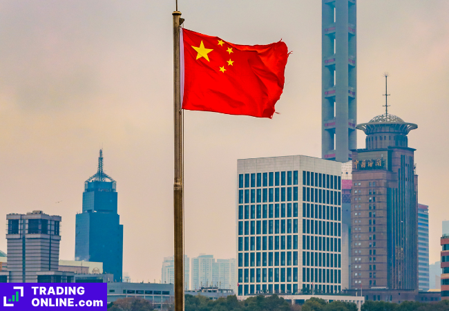 foto di una bandiera cinese con una città sullo sfondo