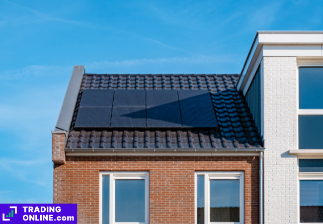 foto di un pannello fotovoltaico su un tetto