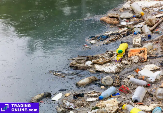 foto di un fiume inquinato