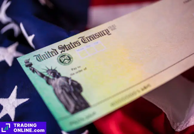 foto di un buono del Tesoro americano con una bandiera statunitense