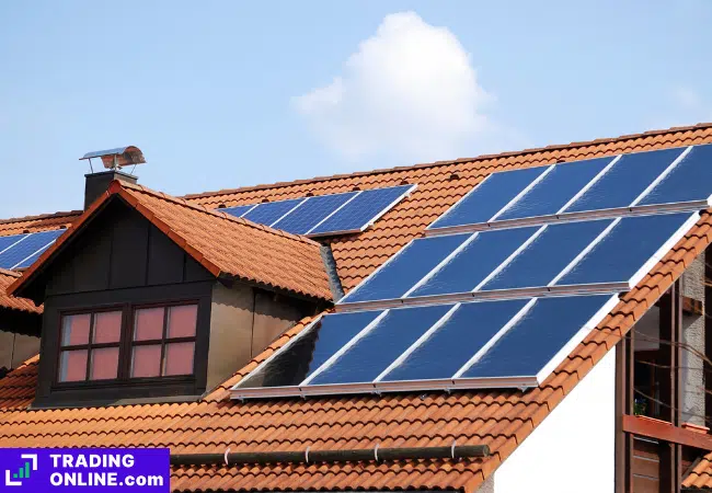 foto del tetto di una casa con pannelli fotovoltaici