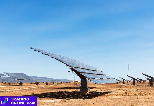 foto di pannelli fotovoltaici nel deserto