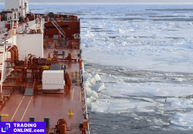 foto di una nave che attraversa acque congelate