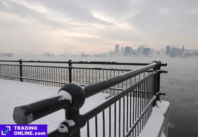 foto di un fiume congelato in una città americana