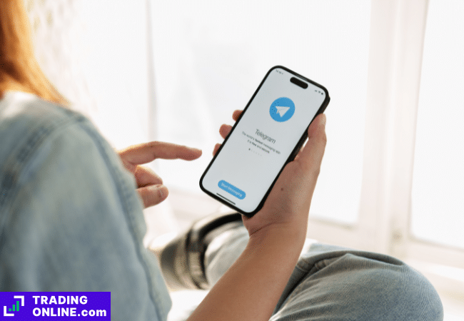 foto di una persona che usa Telegram