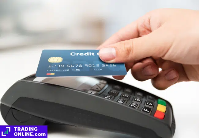 foto di una persona che paga con carta di credito