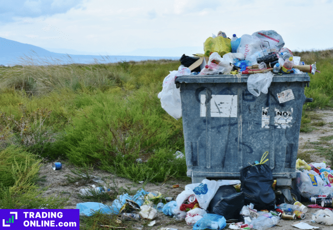 foto di un cassonetto pieno di plastica