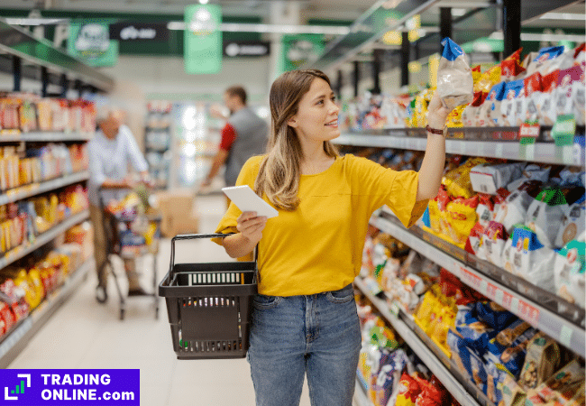 foto di una persona che compra del riso al supermercato