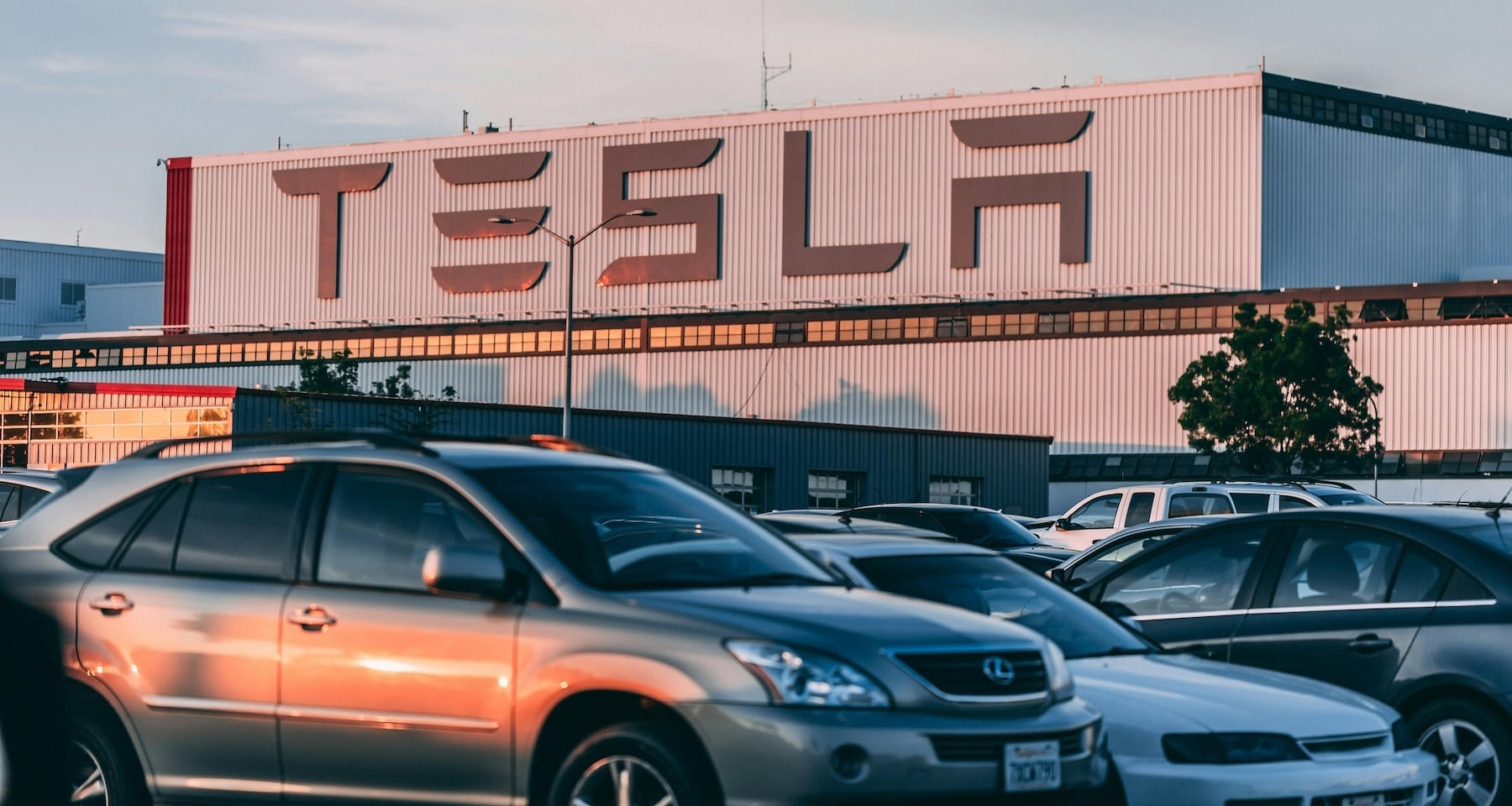 Tesla richiama 1,8 milioni di veicoli per dei problemi al cofano