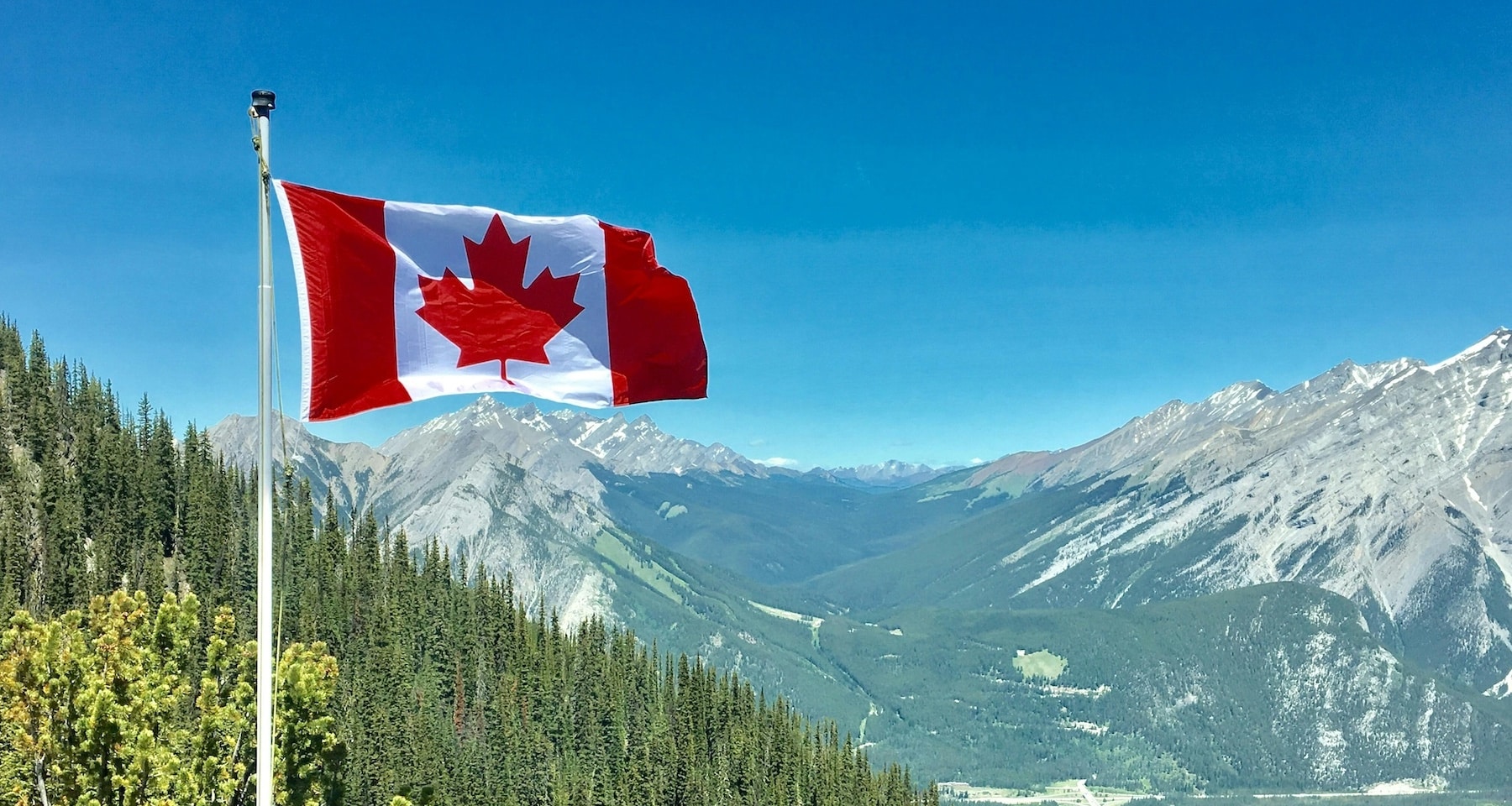 Il Canada annuncia dazi del 100% sui veicoli elettrici cinesi