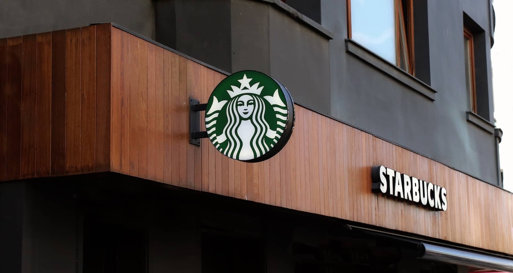 Starbucks, vendite in calo del 6% negli Usa e del 14% in Cina. I nuovi piani di rilancio