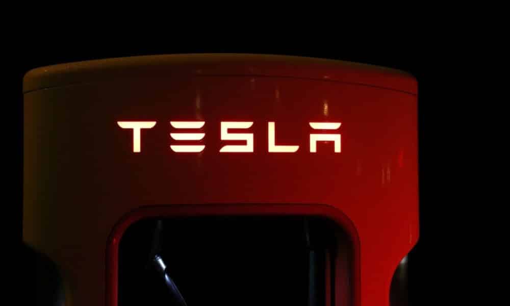 Il mercato delle auto elettriche in Cina cresce del 19,2%: Tesla ne approfitta e presenta il suo robotaxi