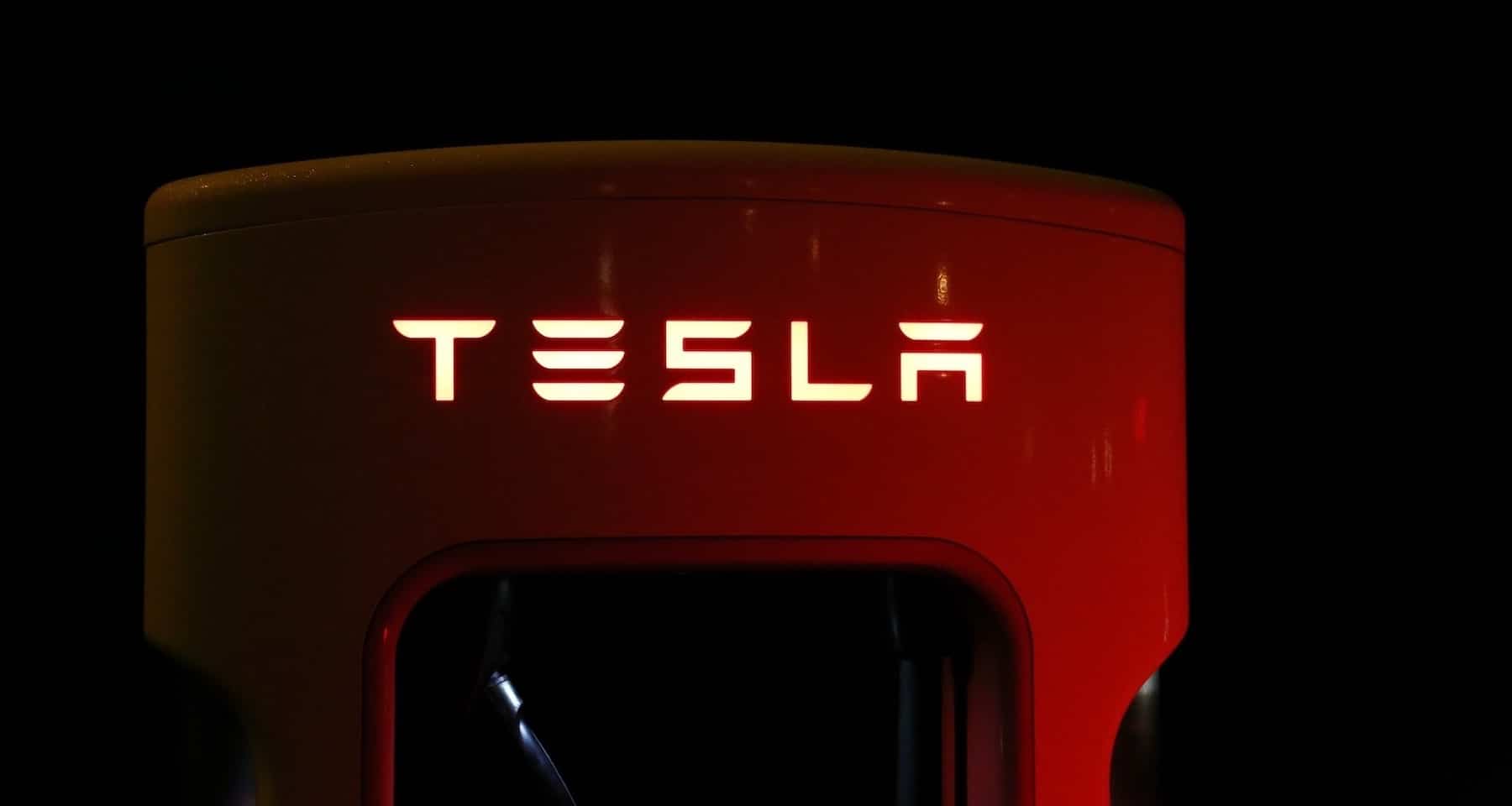 Il mercato delle auto elettriche in Cina cresce del 19,2%: Tesla ne approfitta e presenta il suo robotaxi