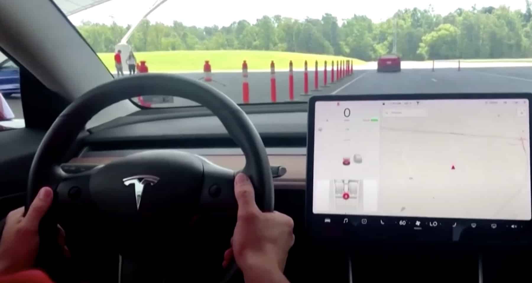 Tesla rischia di dover ritirare 2,4 milioni di veicoli a guida autonoma che hanno causato degli incidenti