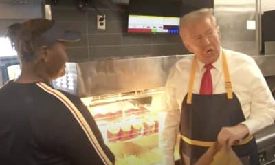 Trump frigge le patatine in un McDonald's e attacca direttamente Kamala Harris