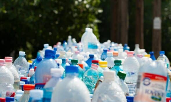 Bottiglie di plastica, dal 2025 devono essere prodotte con il 25% di materiale riciclato