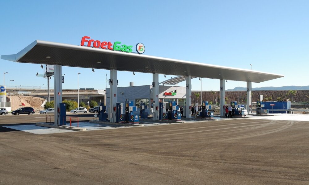 Caro benzina, per fare il pieno si arriva a spendere fino a 2,4 euro al litro